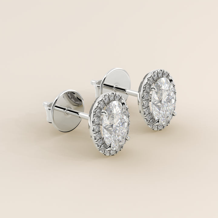 Boucles d'oreilles puces serties d'un diamant ovale de laboratoire, or blanc
