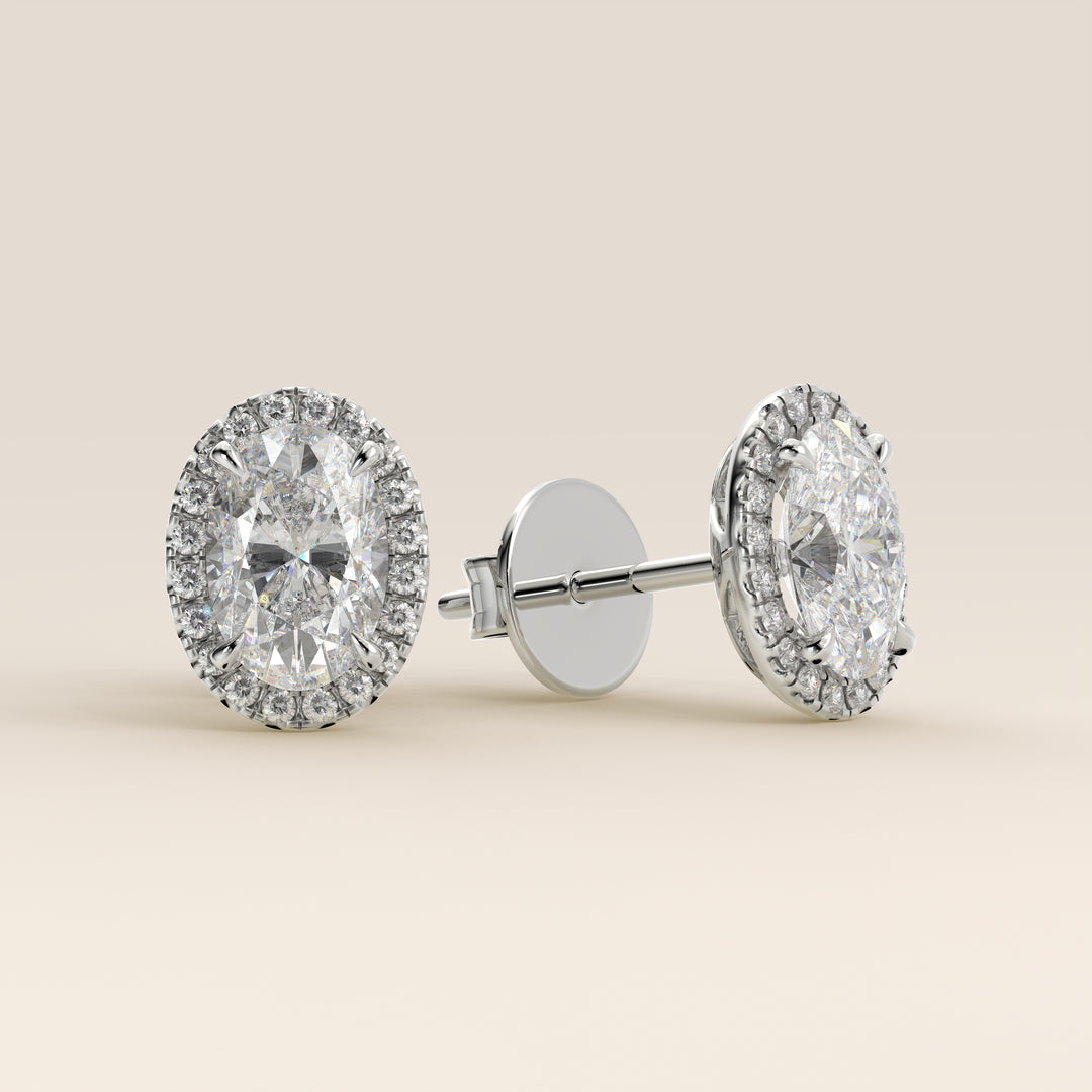 Boucles d'oreilles puces serties d'un diamant ovale de laboratoire, or blanc