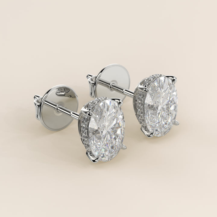 Stud oorbellen ovaal lab grown diamant met hidden halo, witgoud