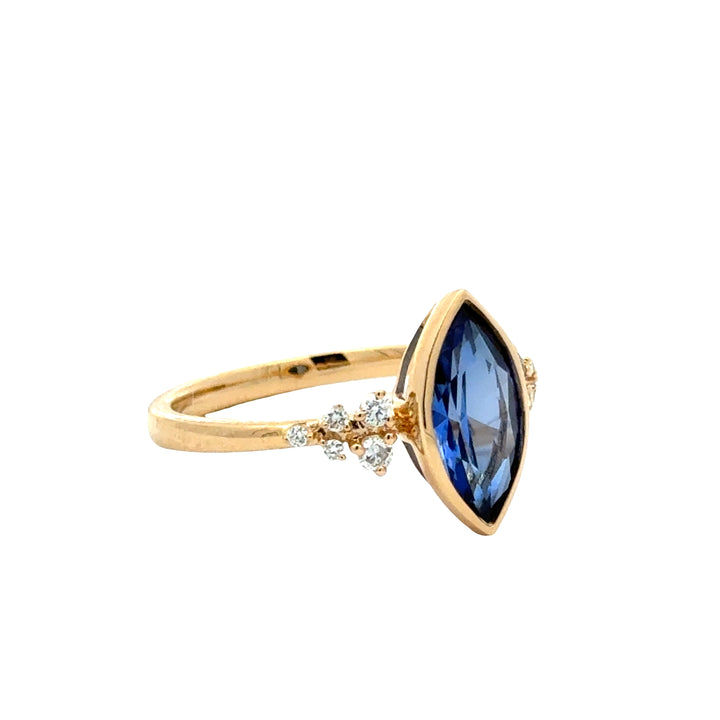 Blue Sapphire 1,5 ct Bezel Marquise Ring, Diamant Snowdrift   - 18K Geelgoud