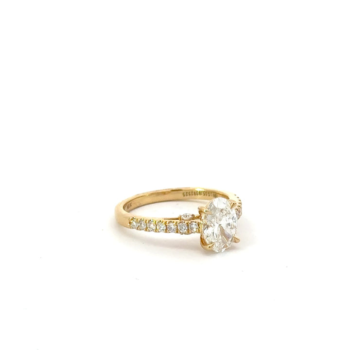 Romee – Oval Solitaire Ring Pavé Band – 1,37 ct