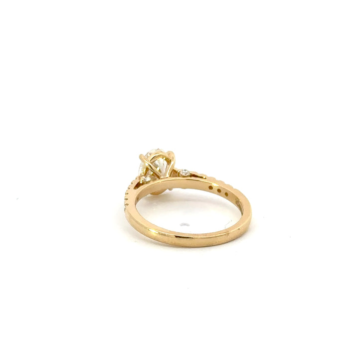 Romee – Oval Solitaire Ring Pavé Band – 1,37 ct