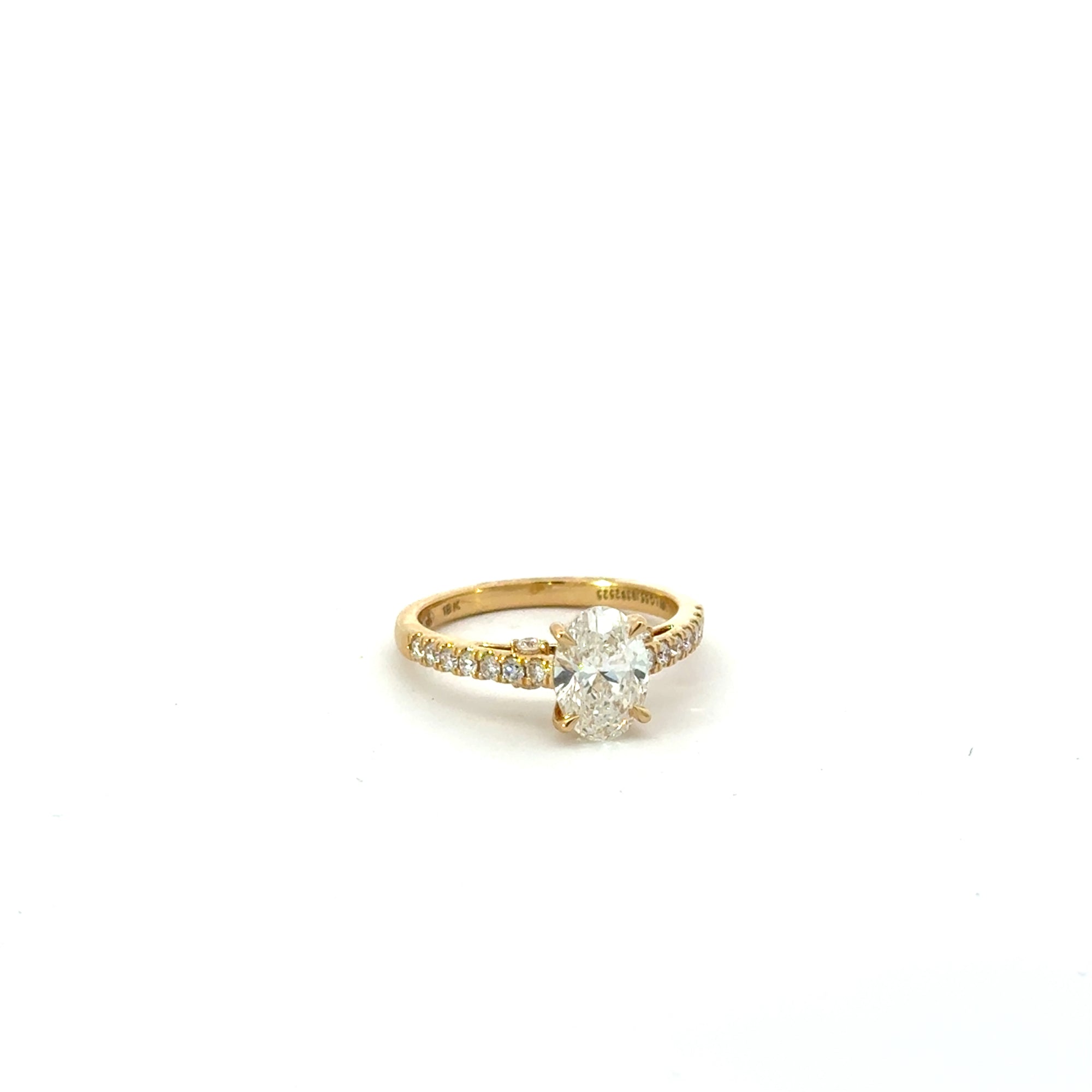 Romee - In Stock - Oval Solitair Lab Grown Diamond Ring with Pave Band - 18K Gold - 1,37 ct
