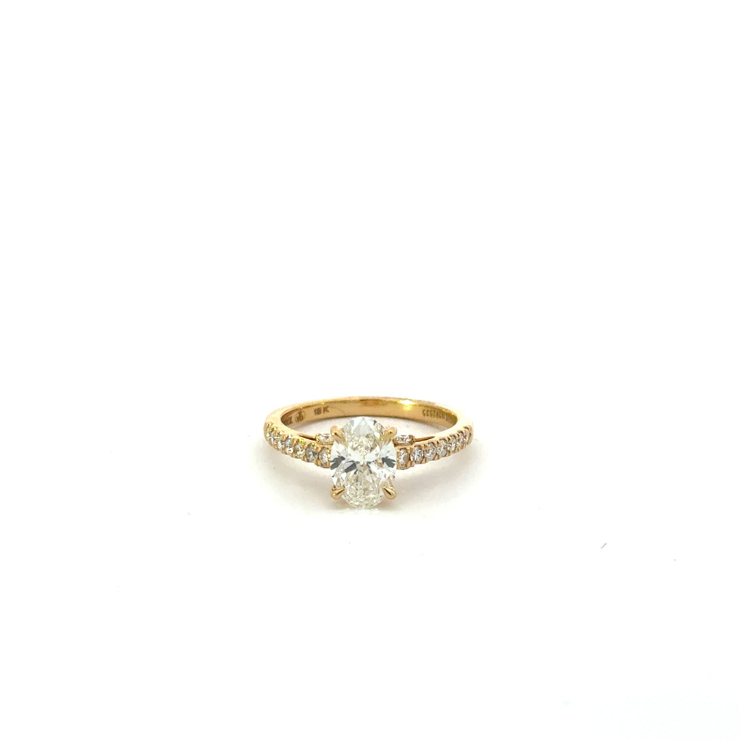 Romee – Oval Solitaire Ring Pavé Band – 1,37 ct