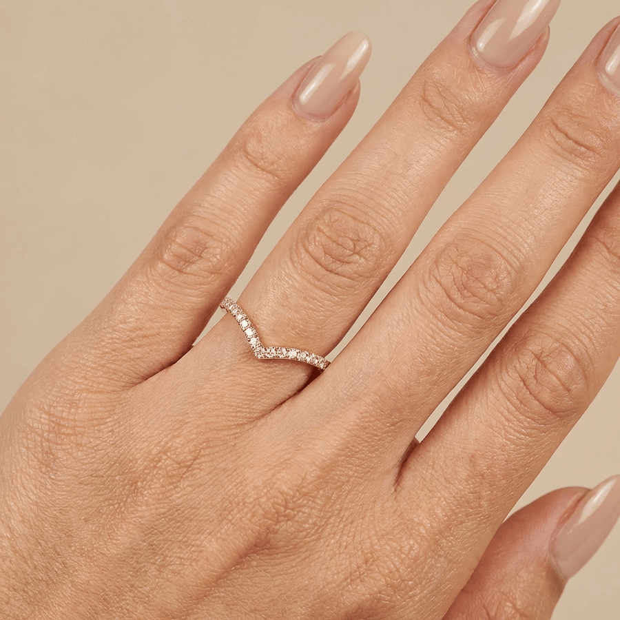 V-vormige lab grown diamanten rijring half gezet 18k geelgoud