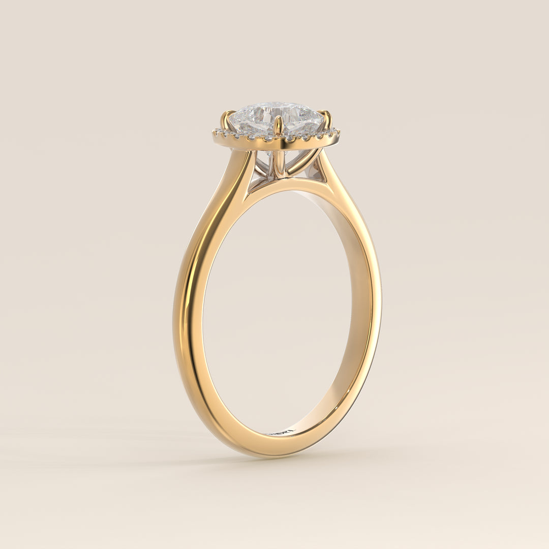 Verlovingsring cushion halo lab grown diamant met cathedral en hoge zetting, geelgoud