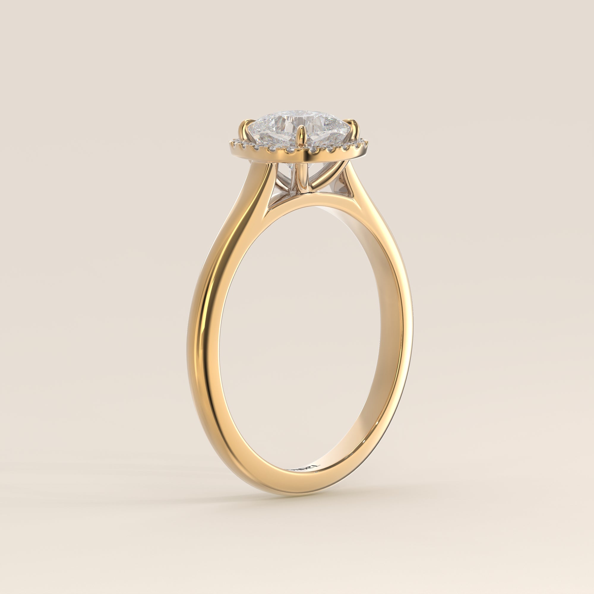 Verlovingsring cushion halo lab grown diamant met cathedral en hoge zetting, geelgoud