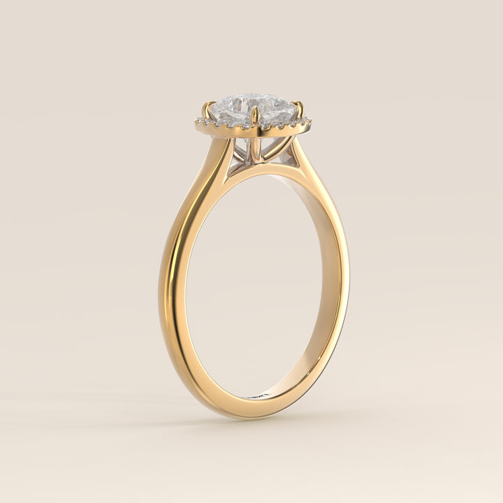 Verlovingsring cushion halo lab grown diamant met cathedral en hoge zetting, geelgoud