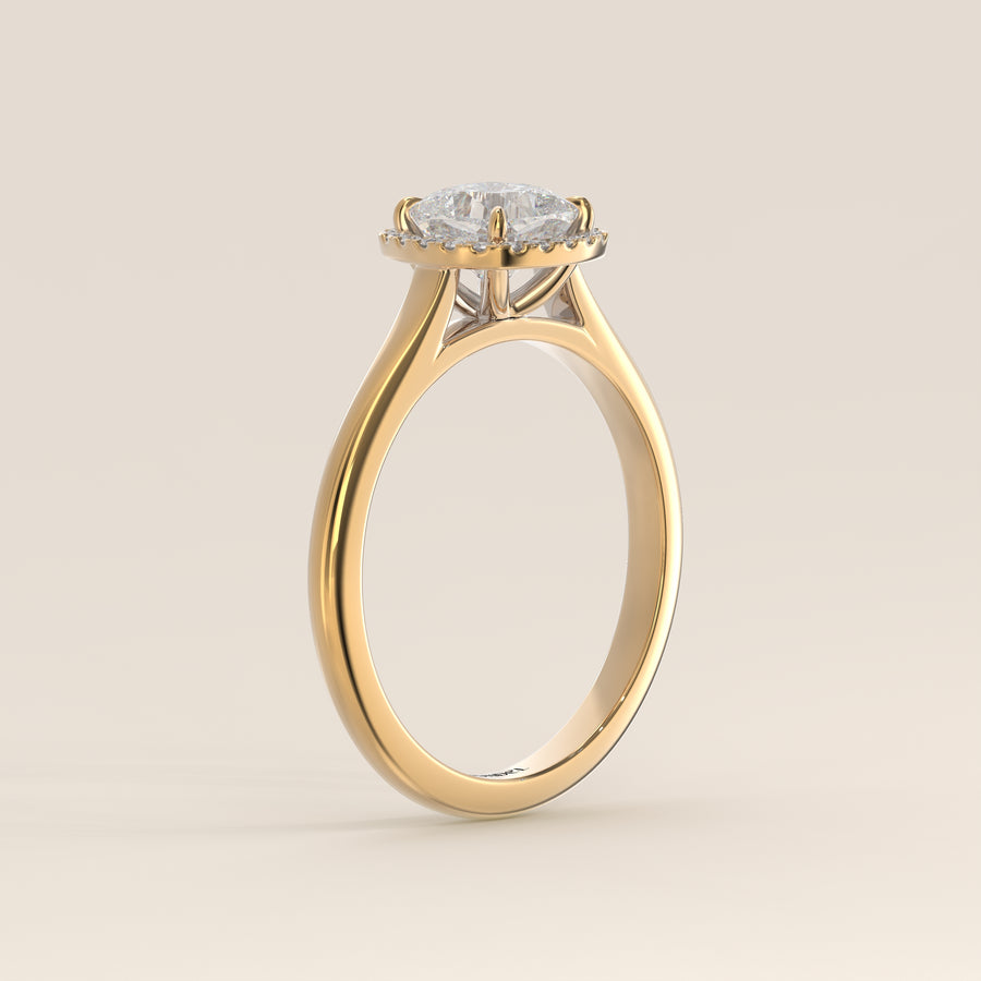 Verlovingsring cushion halo lab grown diamant met cathedral en hoge zetting, geelgoud