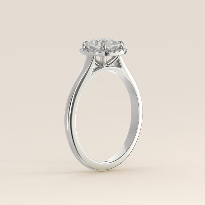 Verlovingsring cushion halo lab grown diamant met cathedral en hoge zetting, witgoud