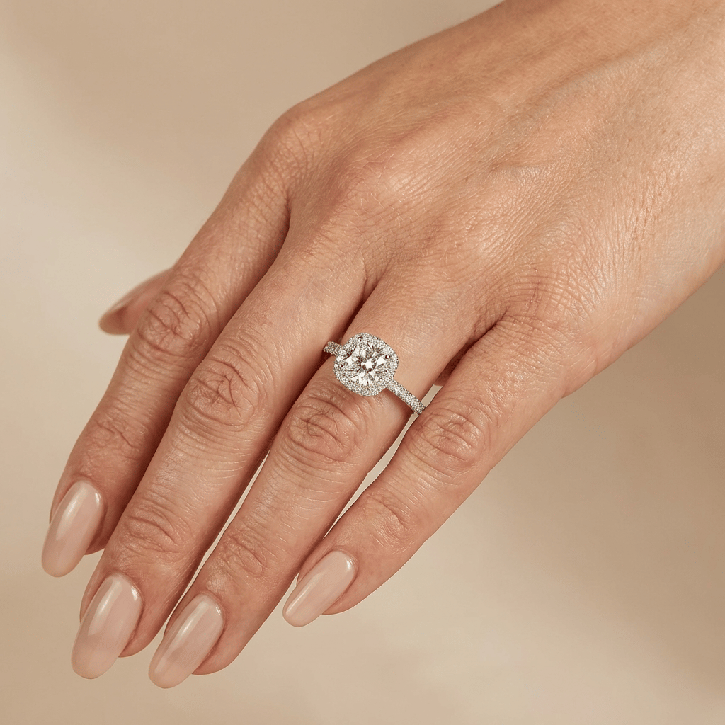 Verlovingsring cushion halo met pave band en lage zetting, witgoud