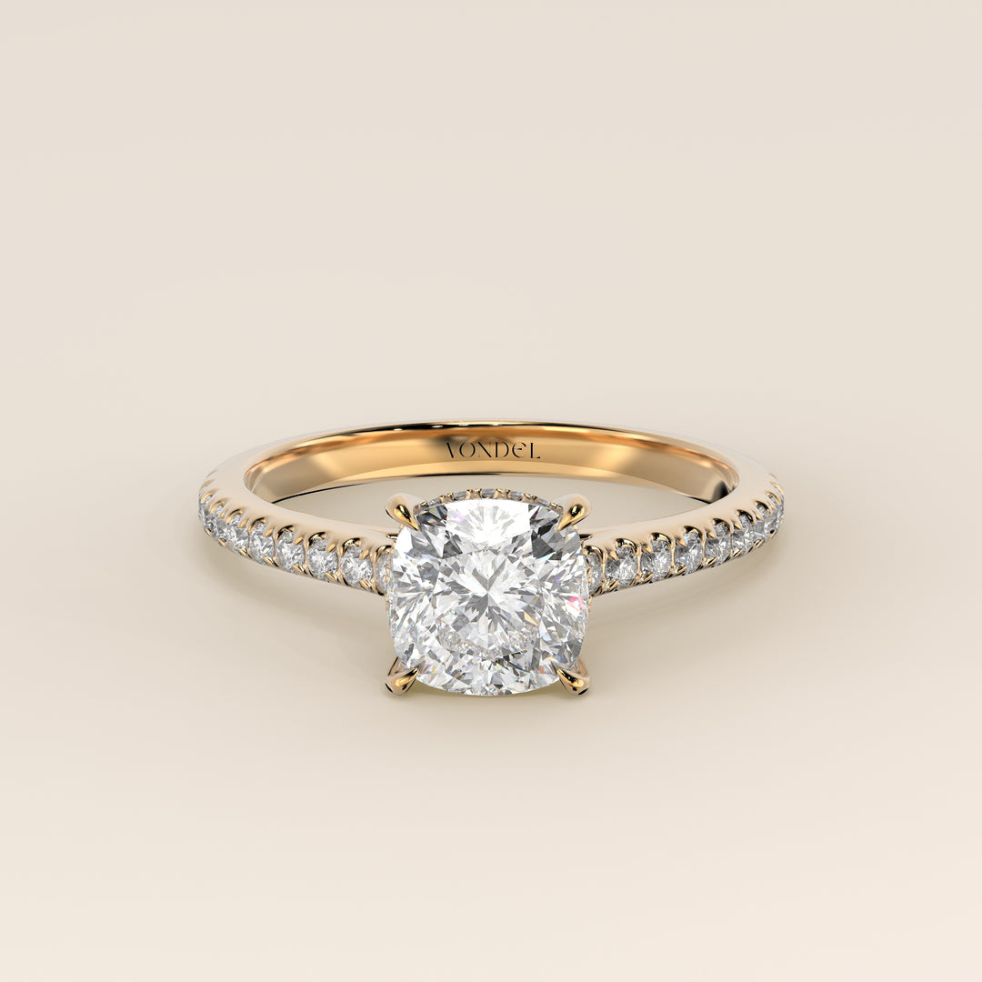 Verlovingsring cushion lab grown diamant met cathedral zetting, pave band en hidden halo, geelgoud
