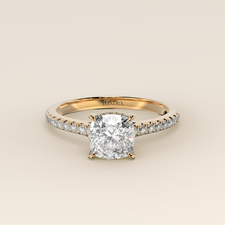 Verlovingsring cushion lab grown diamant met cathedral zetting, pave band en hidden halo, geelgoud