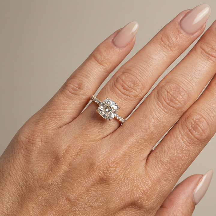 Verlovingsring cushion lab grown diamant met cathedral zetting, pave band en hidden halo, geelgoud