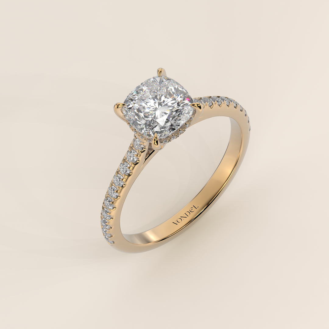 Verlovingsring cushion lab grown diamant met cathedral zetting, pave band en hidden halo, geelgoud