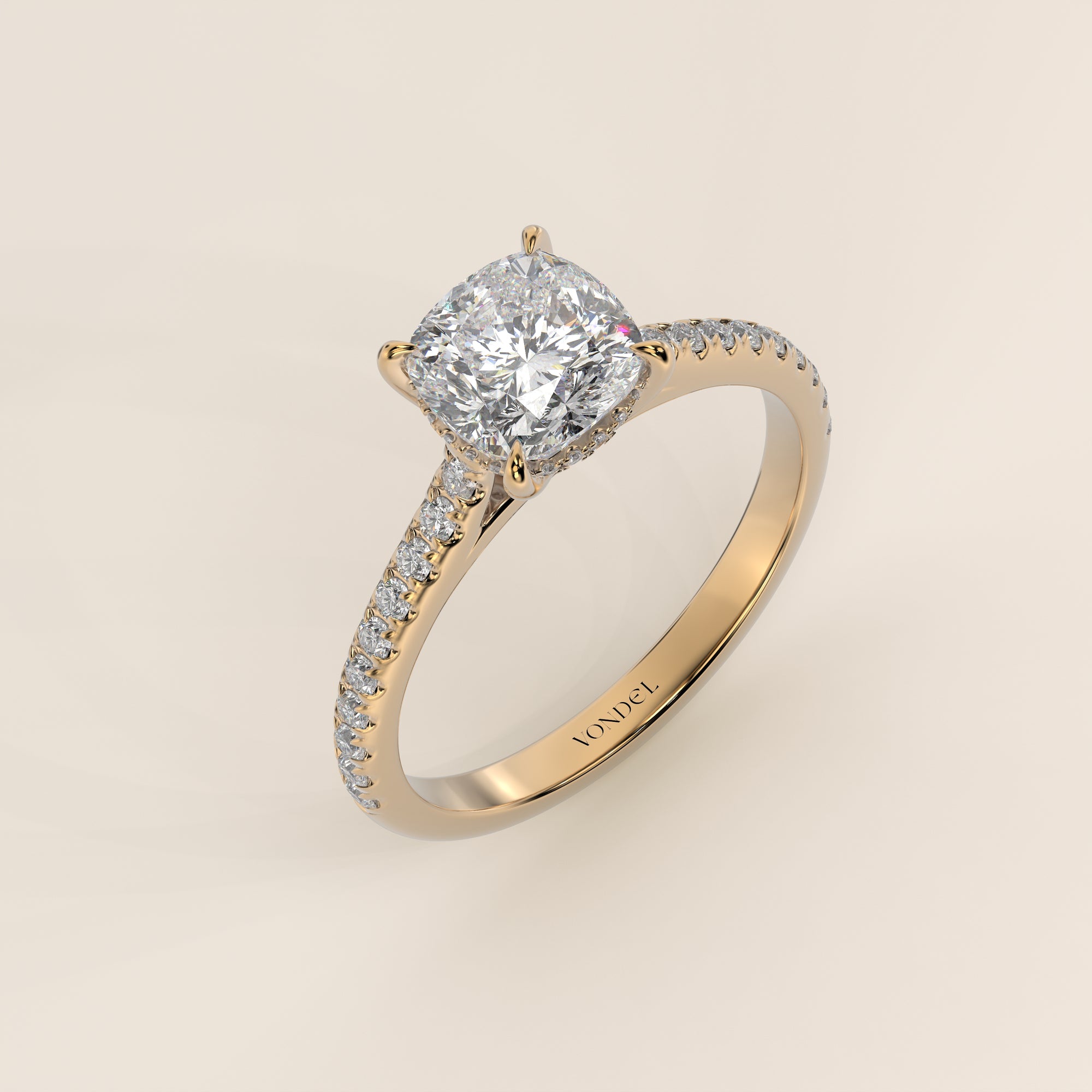 Verlovingsring cushion lab grown diamant met cathedral zetting, pave band en hidden halo, geelgoud