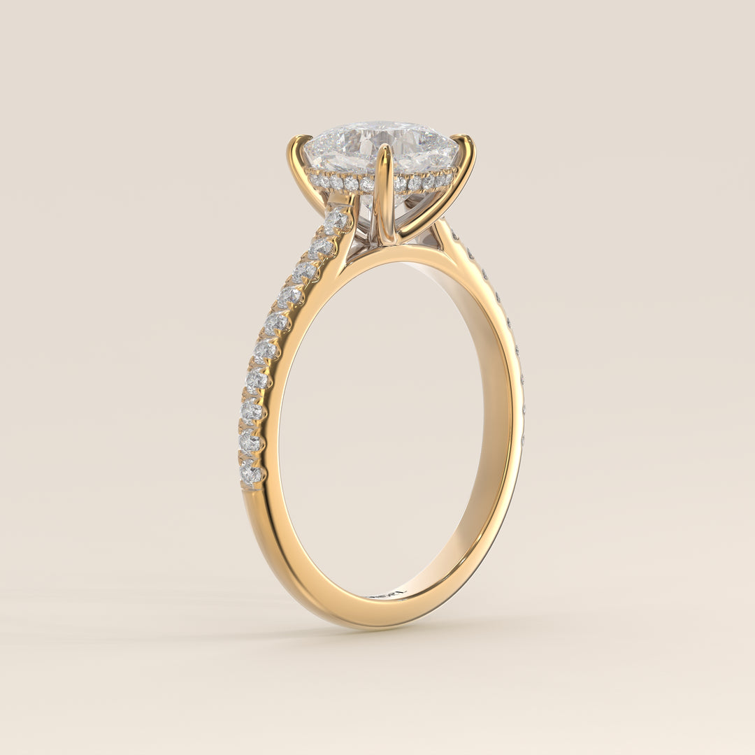 Verlovingsring cushion lab grown diamant met cathedral zetting, pave band en hidden halo, geelgoud