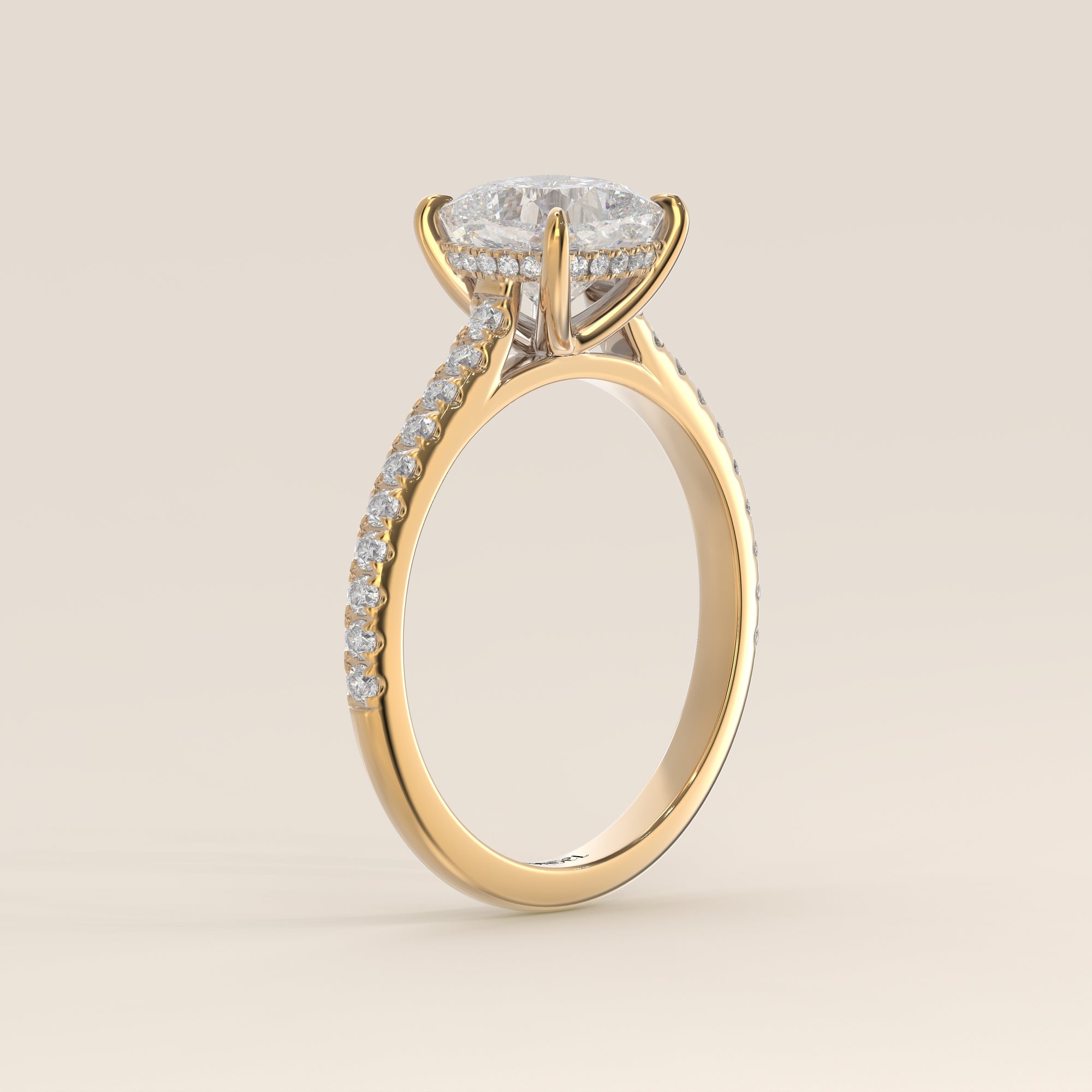 Verlovingsring cushion lab grown diamant met cathedral zetting, pave band en hidden halo, geelgoud