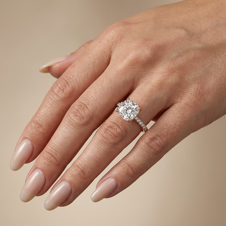 Verlovingsring cushion lab grown diamant met cathedral zetting, pave band en hidden halo, rosegoud