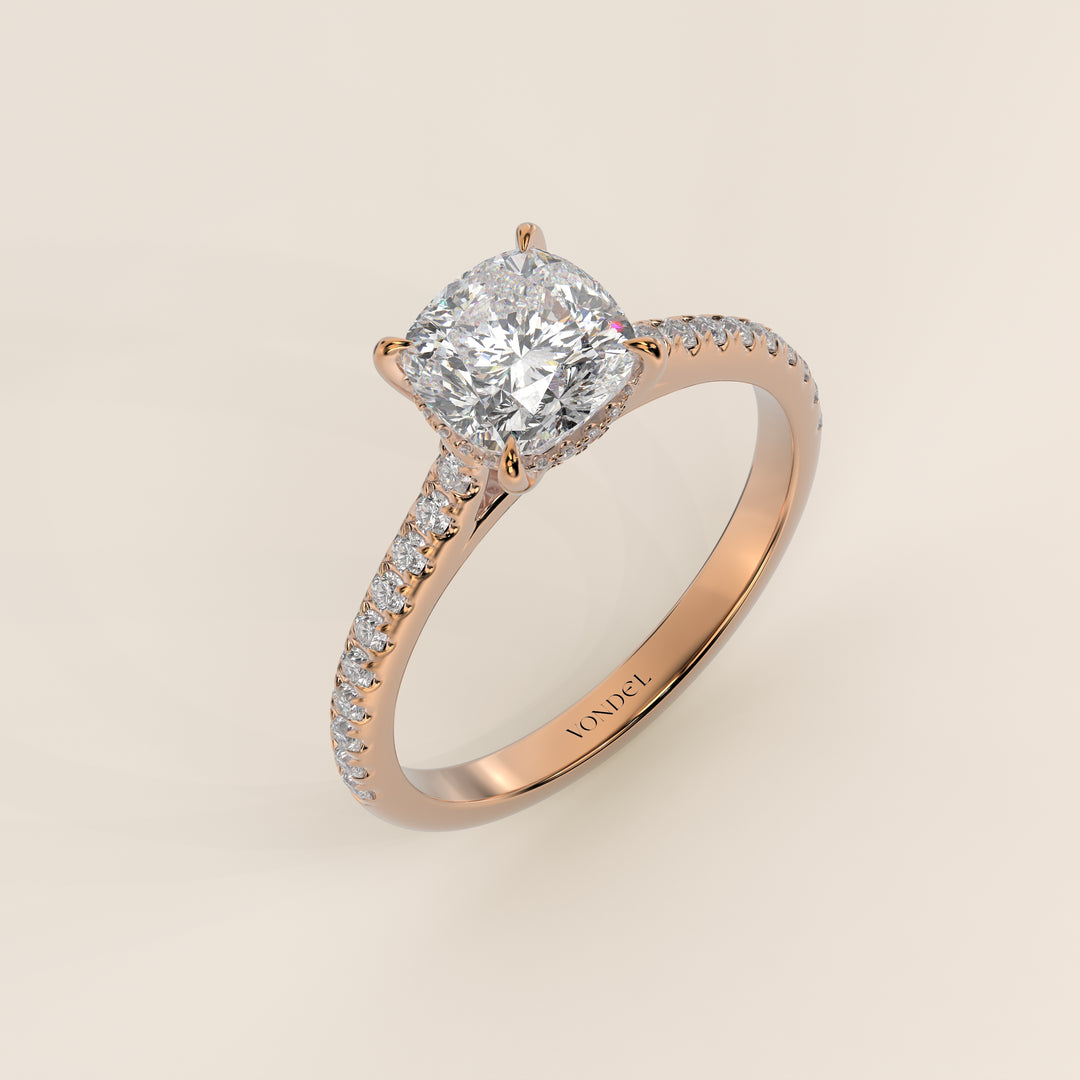 Verlovingsring cushion lab grown diamant met cathedral zetting, pave band en hidden halo, rosegoud
