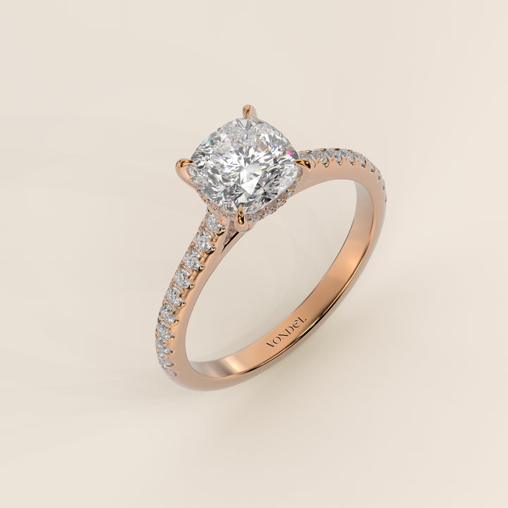 Verlovingsring cushion lab grown diamant met cathedral zetting, pave band en hidden halo, rosegoud