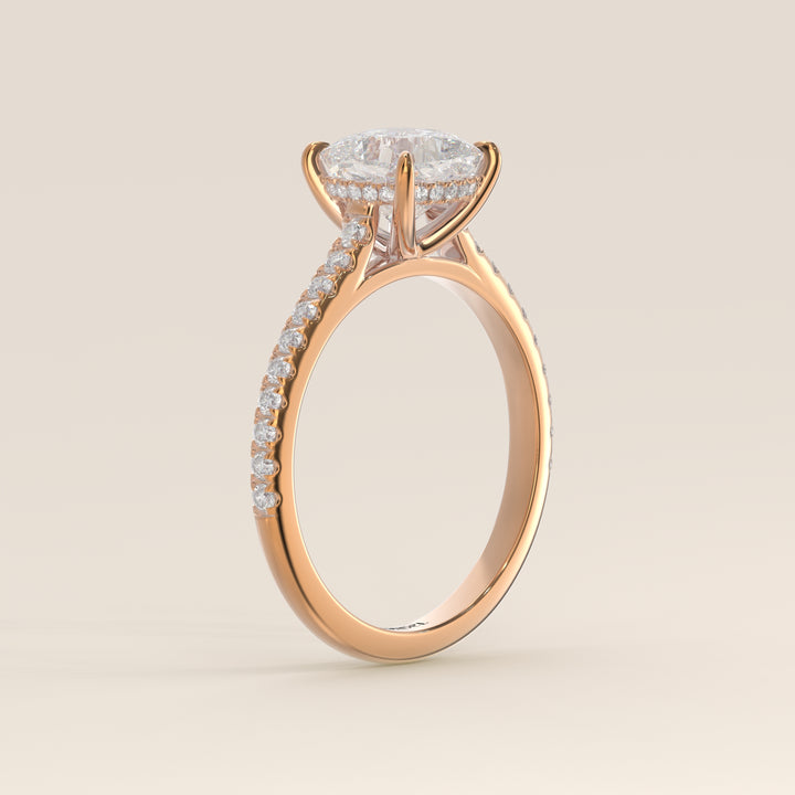 Verlovingsring cushion lab grown diamant met cathedral zetting, pave band en hidden halo, rosegoud