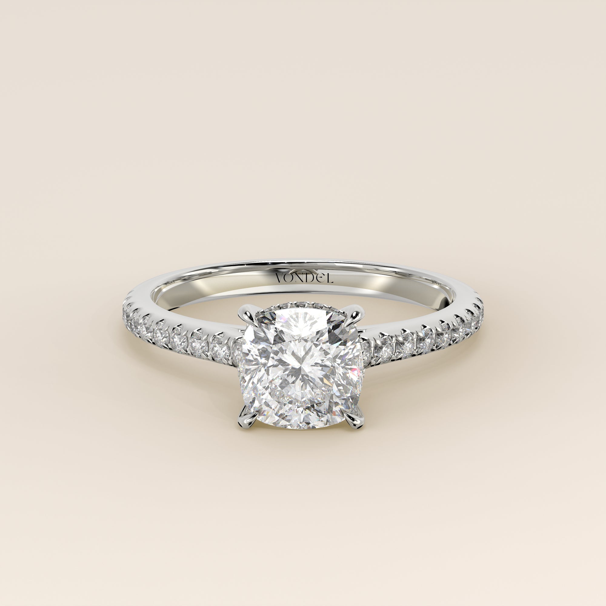 Verlovingsring cushion lab grown diamant met cathedral zetting, pave band en hidden halo, witgoud