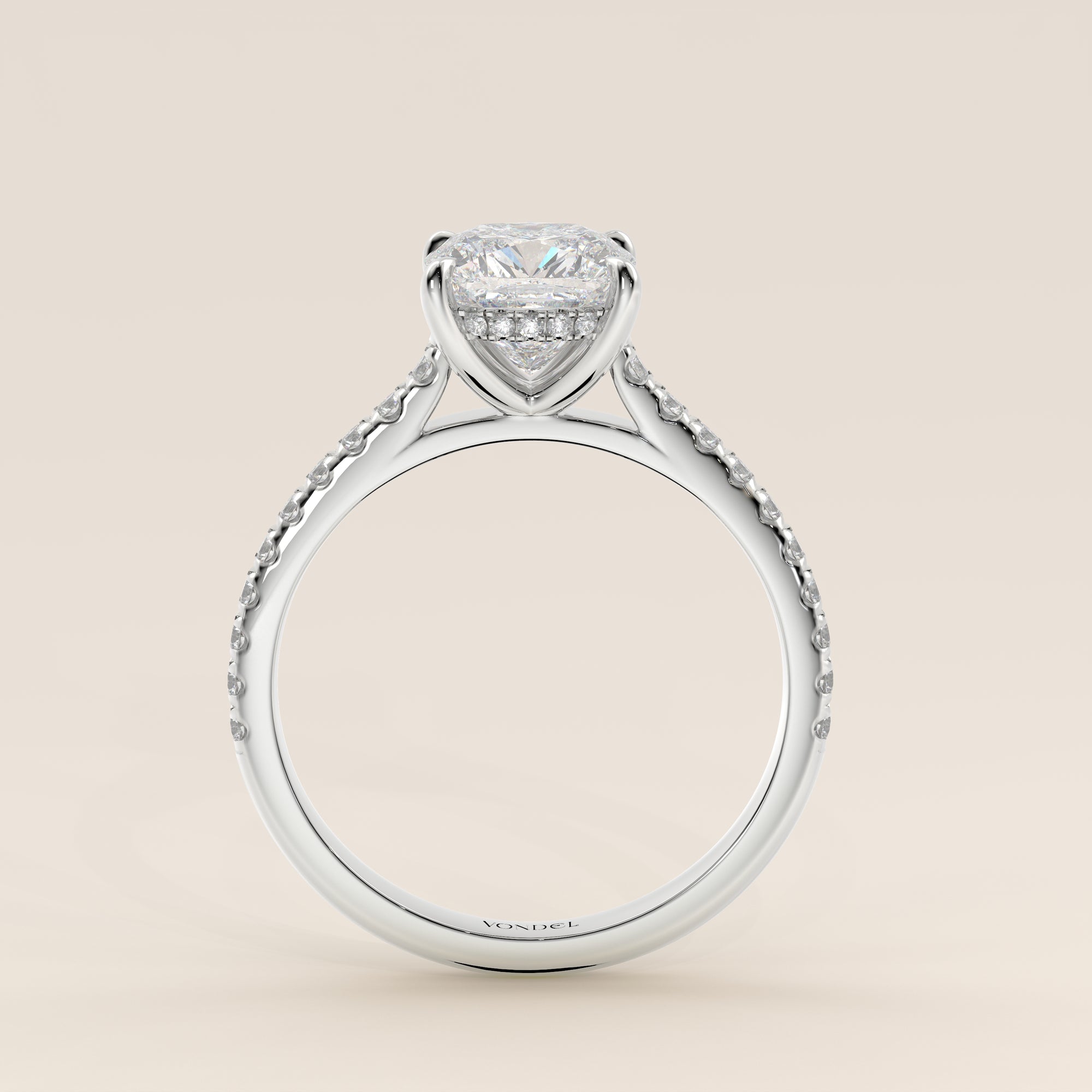 Verlovingsring cushion lab grown diamant met cathedral zetting, pave band en hidden halo, witgoud