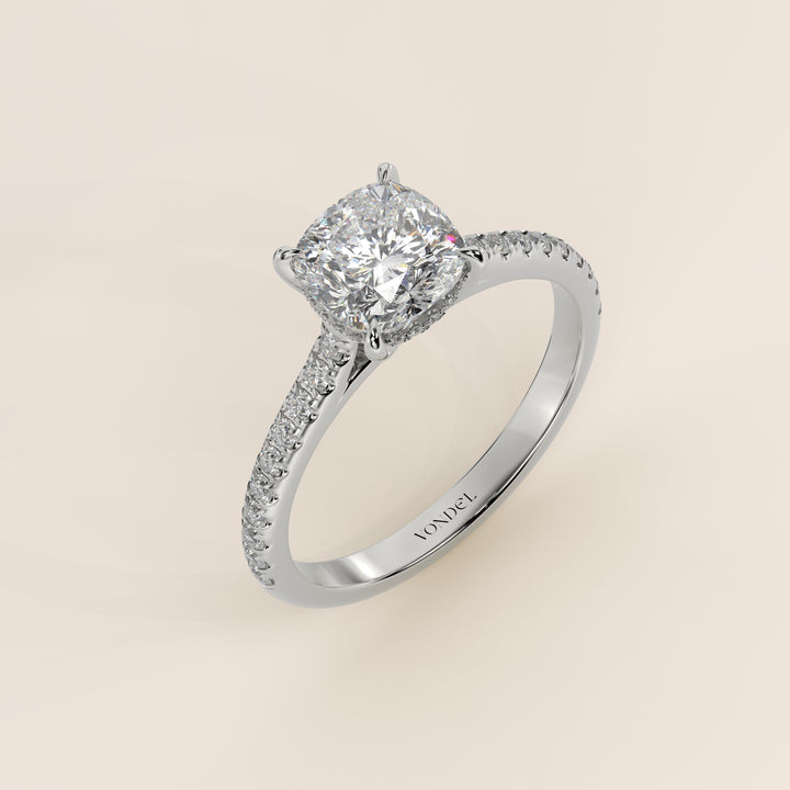 Verlovingsring cushion lab grown diamant met cathedral zetting, pave band en hidden halo, witgoud