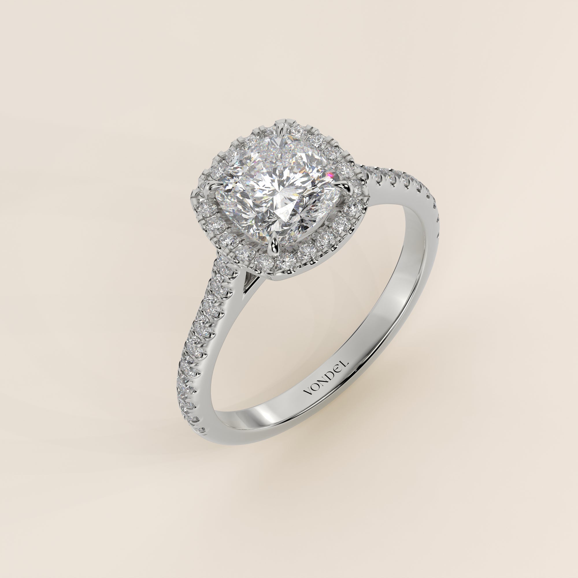 Verlovingsring cushion lab grown diamant met halo en pave band, witgoud