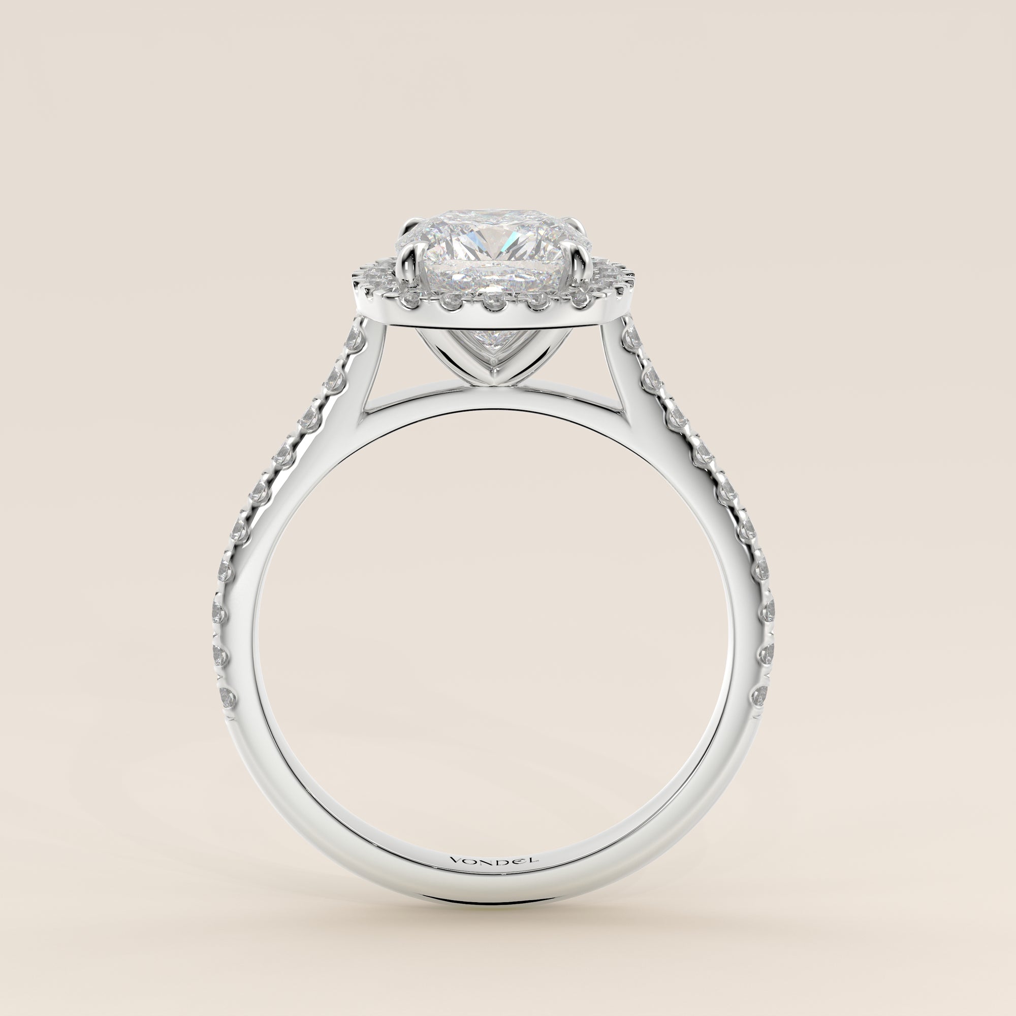 Verlovingsring cushion lab grown diamant met halo en pave band, witgoud