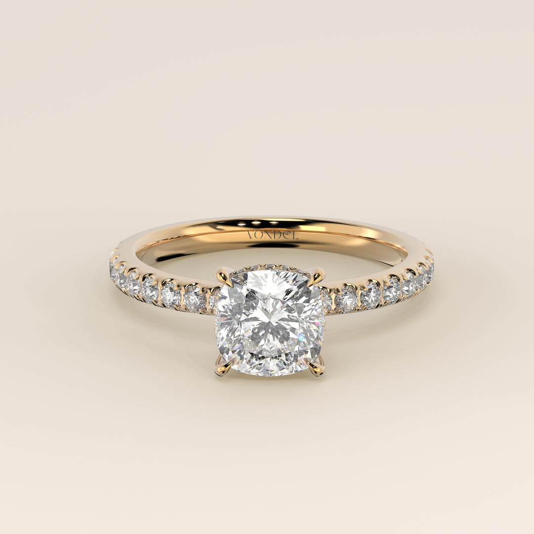 Verlovingsring cushion lab grown diamant met hidden halo en pave band, geelgoud