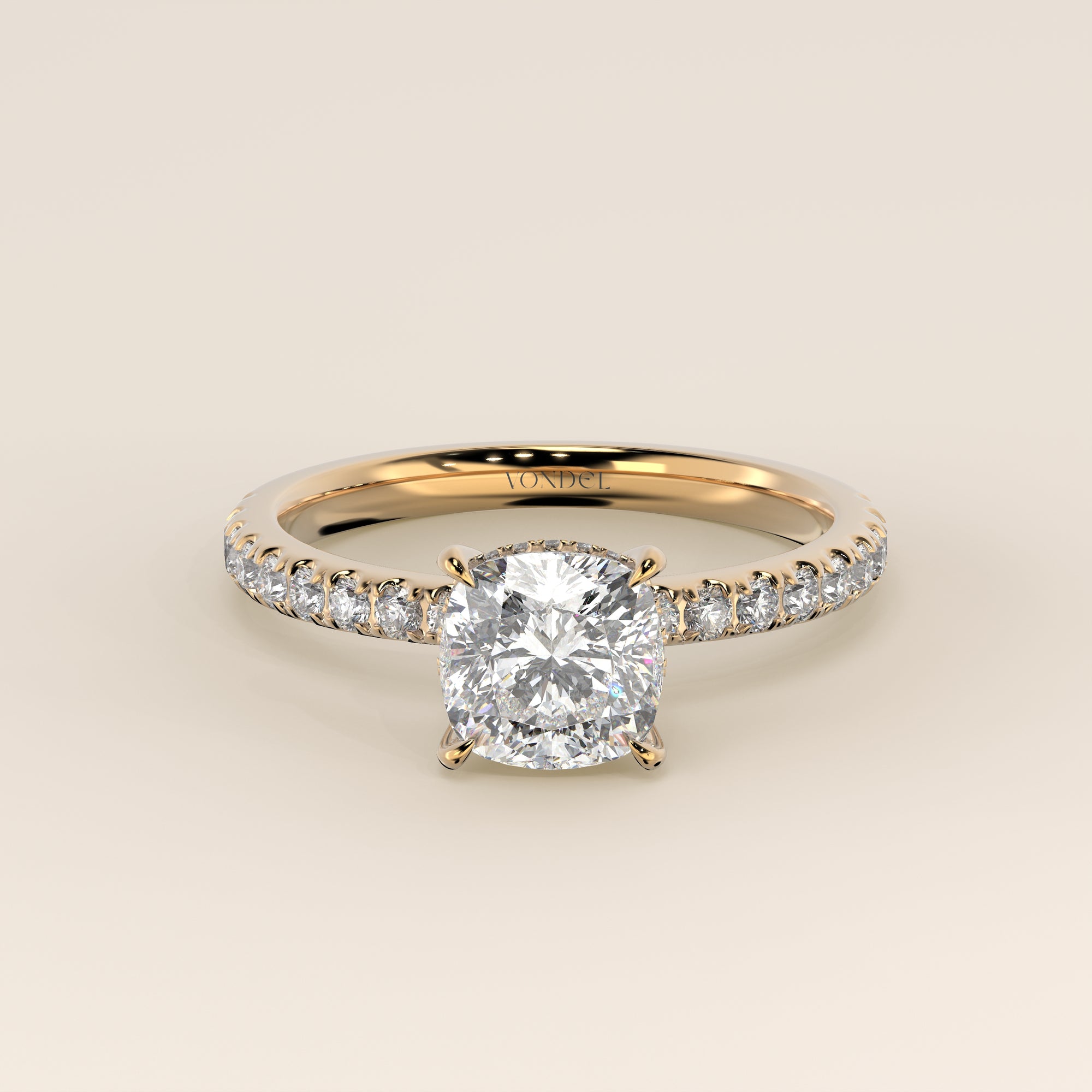 Verlovingsring cushion lab grown diamant met hidden halo en pave band, geelgoud