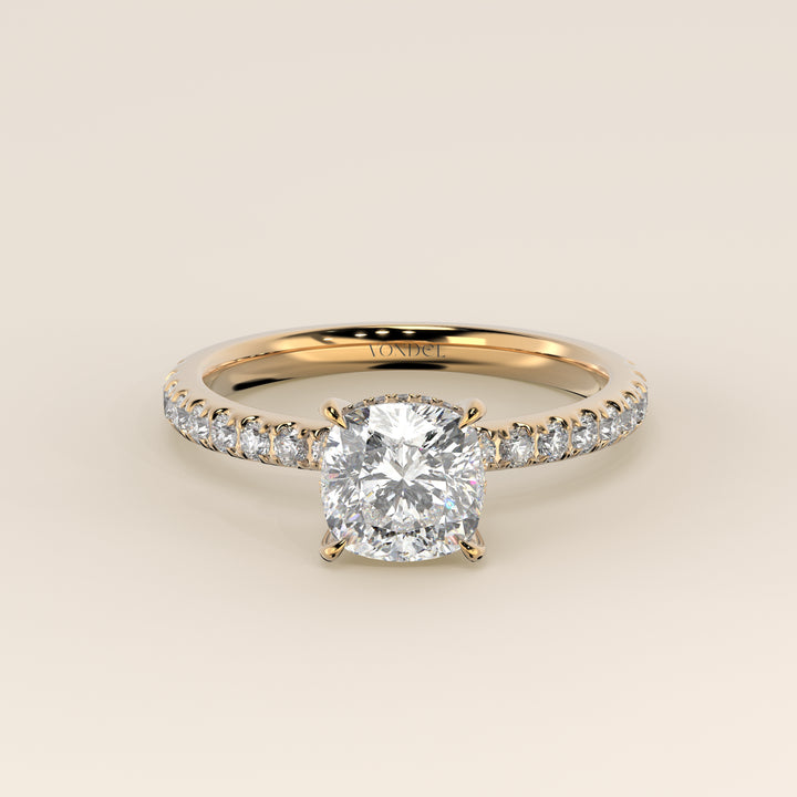 Verlovingsring cushion lab grown diamant met hidden halo en pave band, geelgoud
