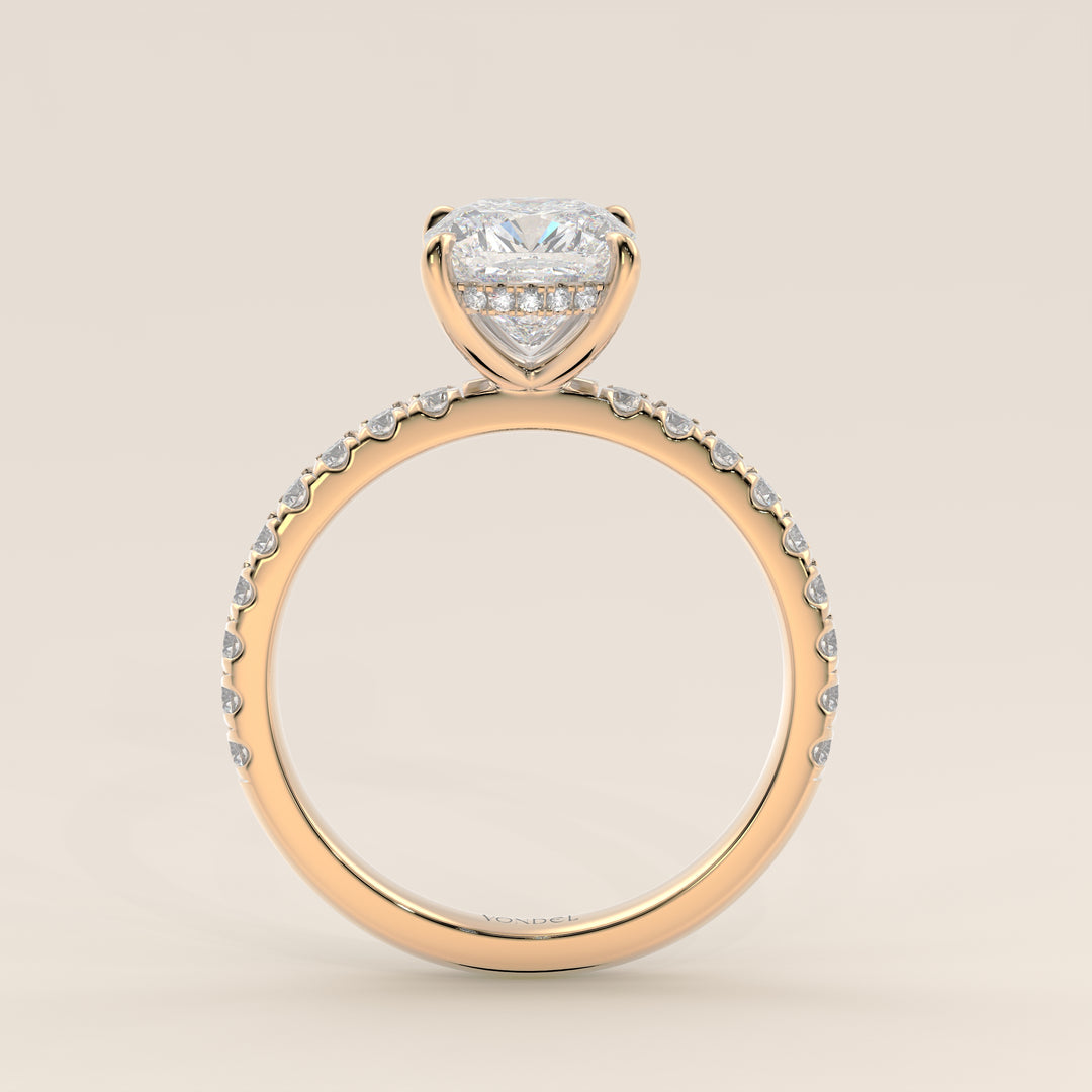 Verlovingsring cushion lab grown diamant met hidden halo en pave band, geelgoud