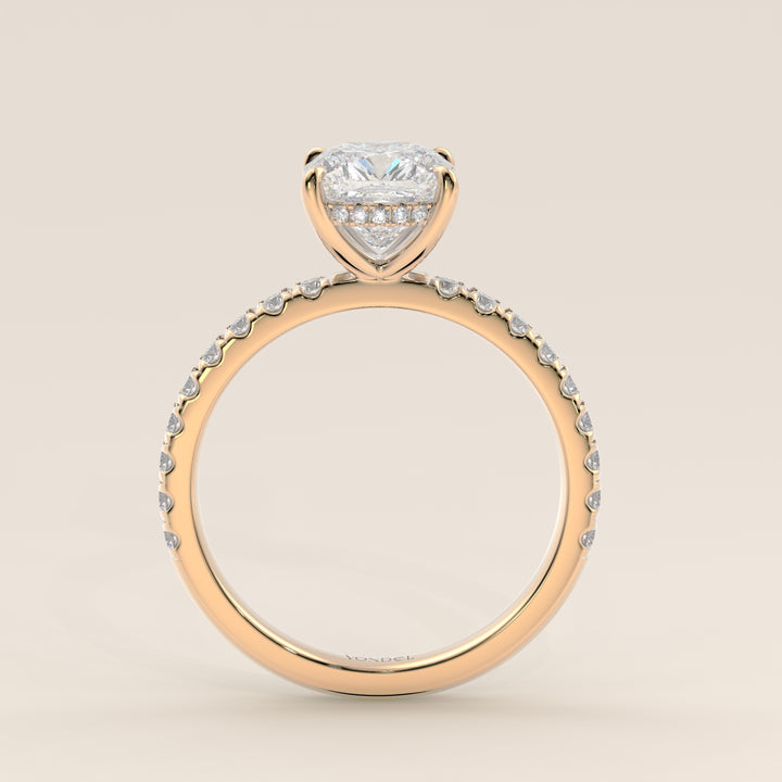 Verlovingsring cushion lab grown diamant met hidden halo en pave band, geelgoud