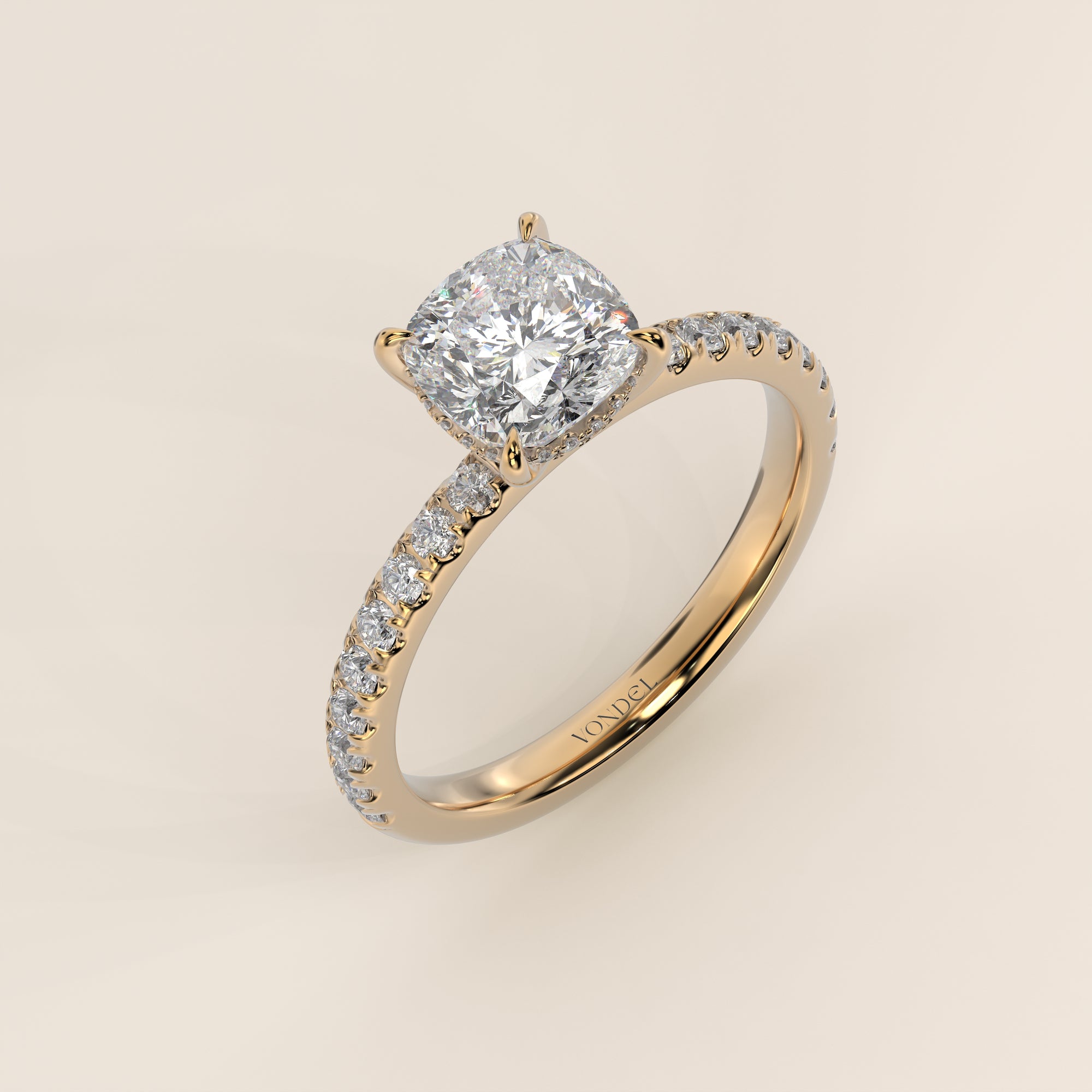 Verlovingsring cushion lab grown diamant met hidden halo en pave band, geelgoud