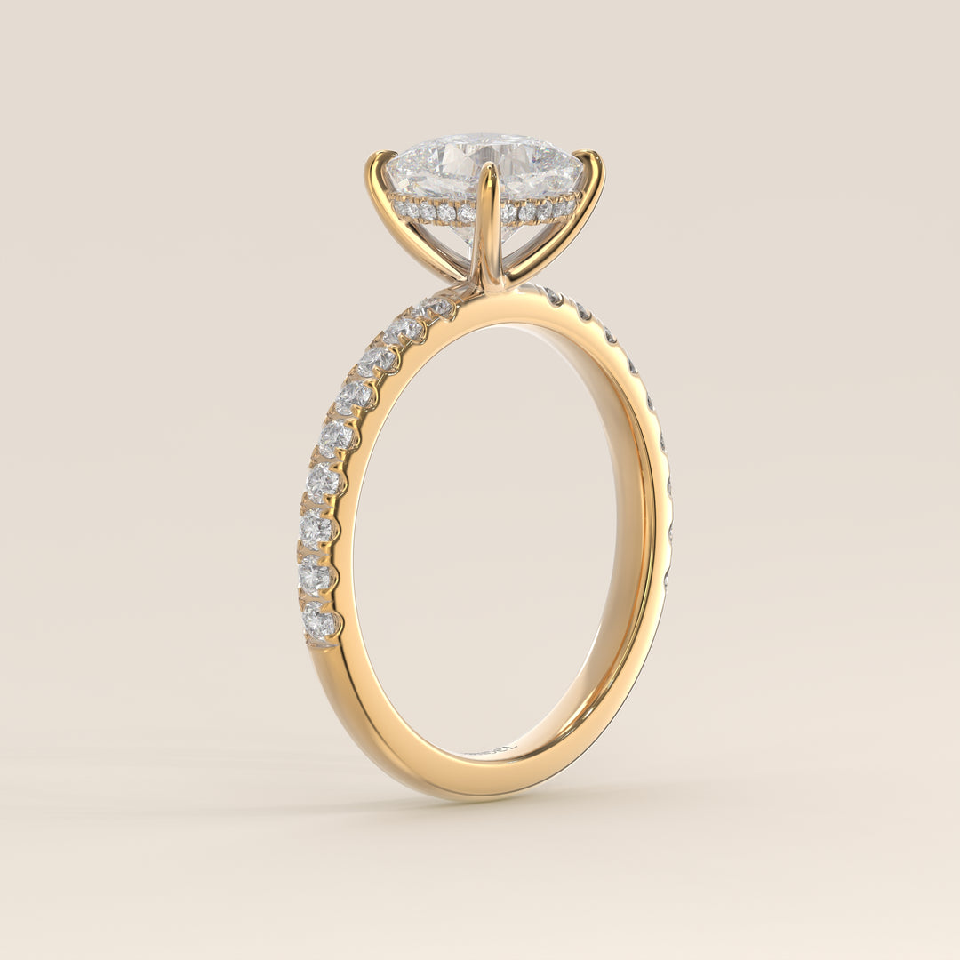 Verlovingsring cushion lab grown diamant met hidden halo en pave band, geelgoud