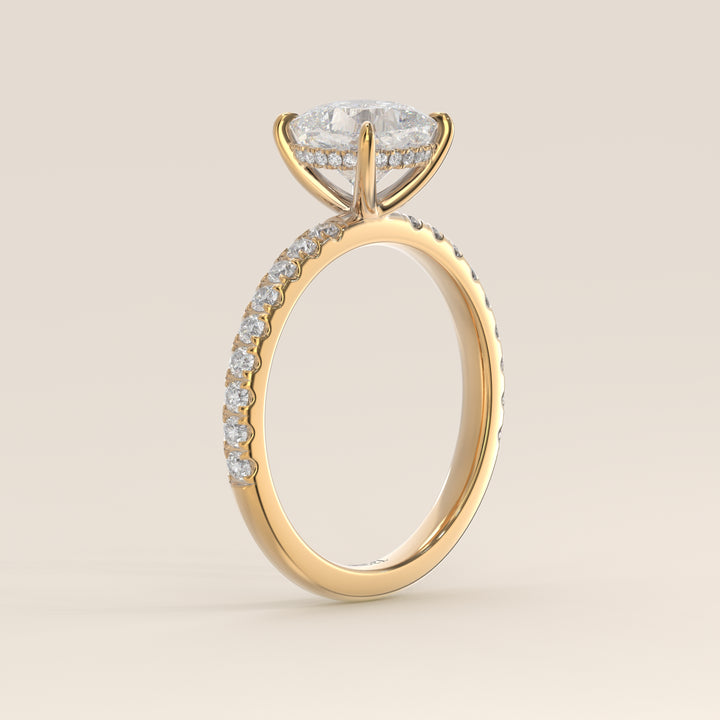 Verlovingsring cushion lab grown diamant met hidden halo en pave band, geelgoud