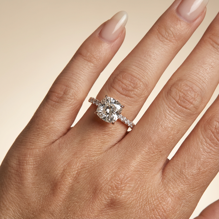 Verlovingsring cushion lab grown diamant met hidden halo en pave band, rosegoud