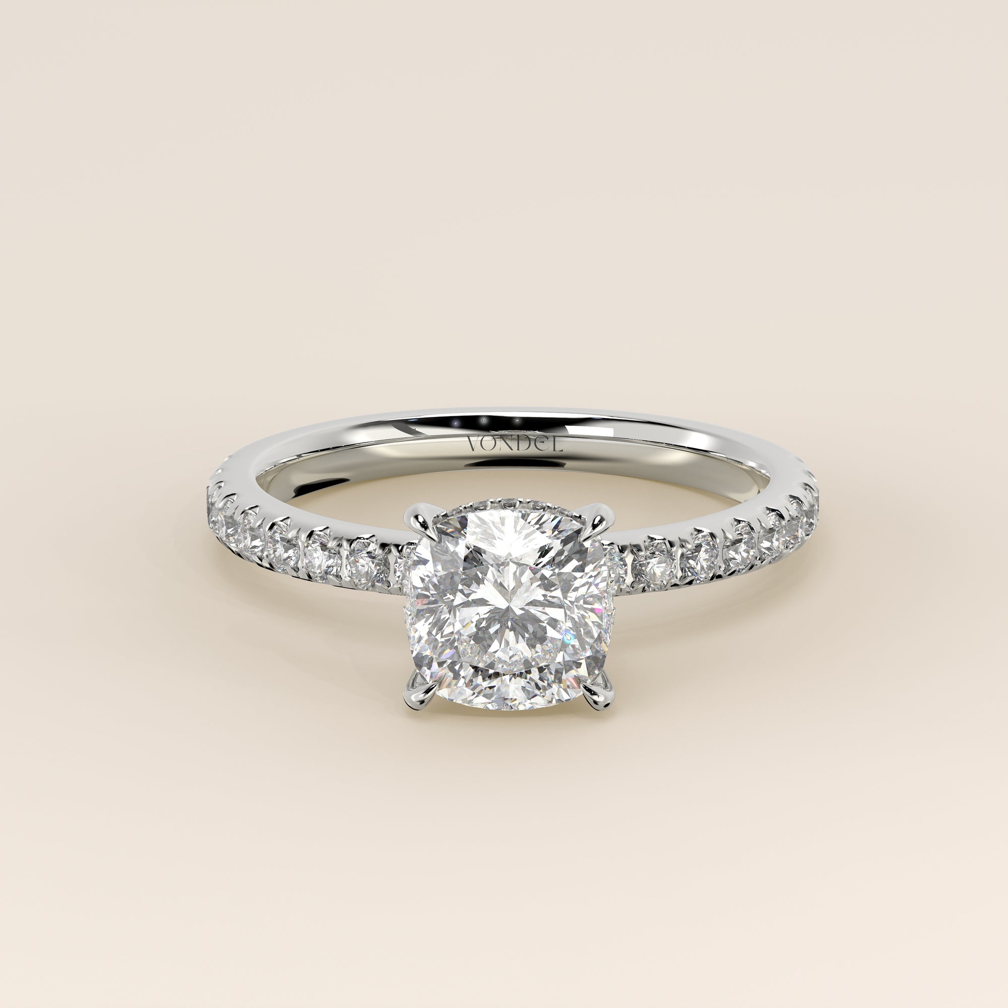 Verlovingsring cushion lab grown diamant met hidden halo en pave band, witgoud