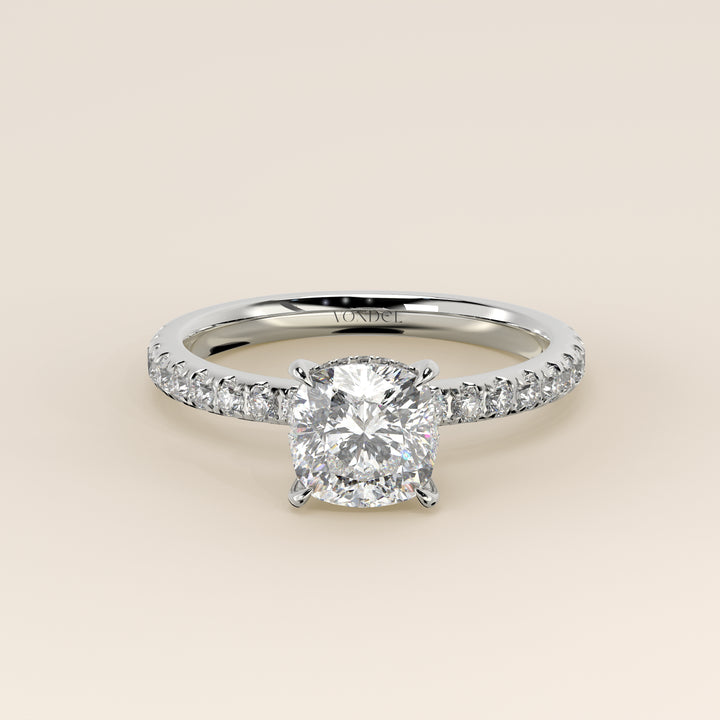 Verlovingsring cushion lab grown diamant met hidden halo en pave band, witgoud