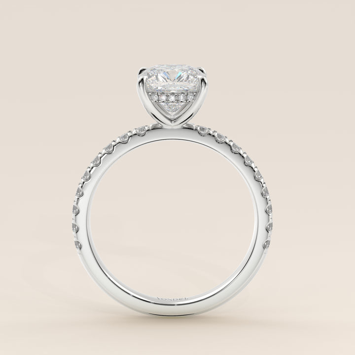 Verlovingsring cushion lab grown diamant met hidden halo en pave band, witgoud