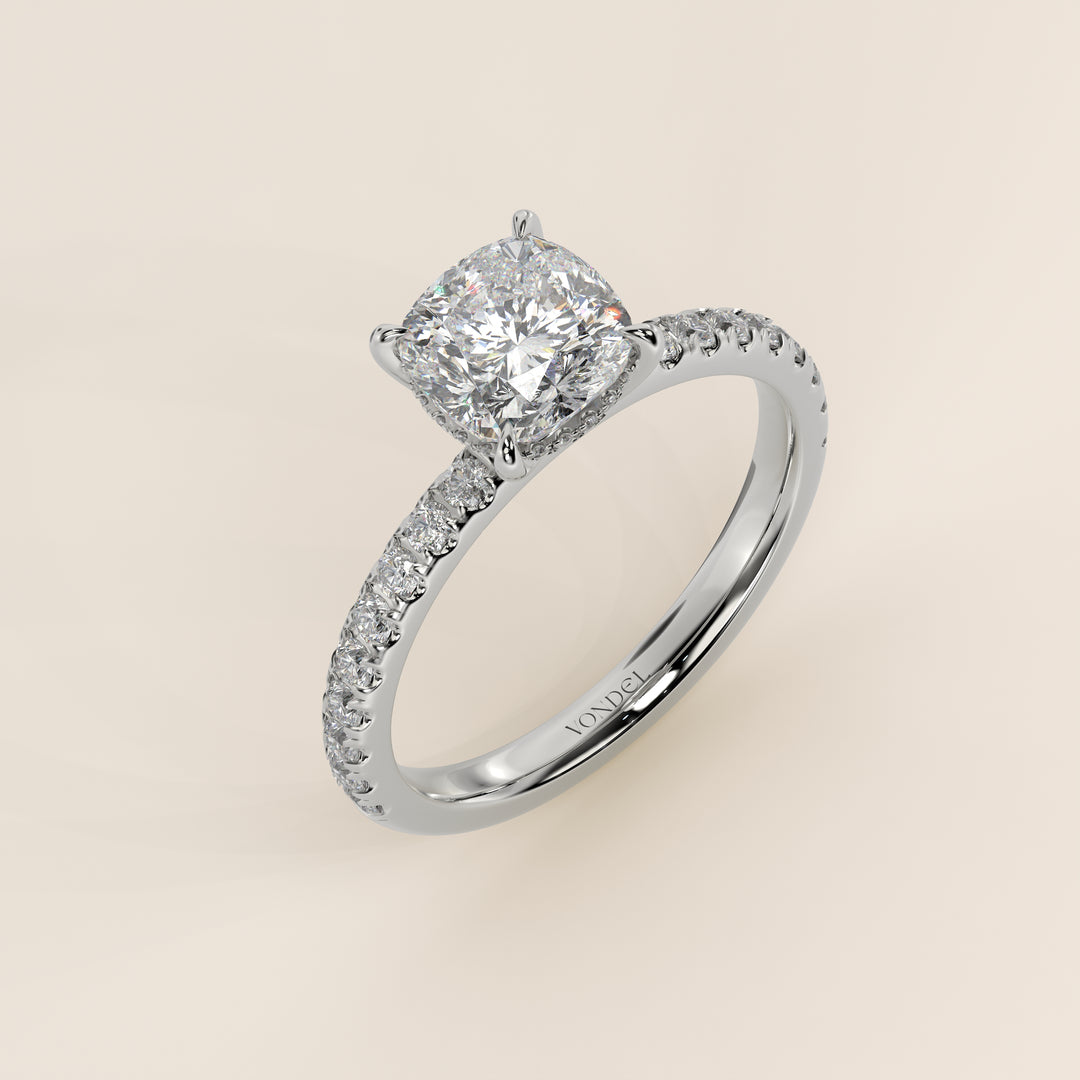 Verlovingsring cushion lab grown diamant met hidden halo en pave band, witgoud