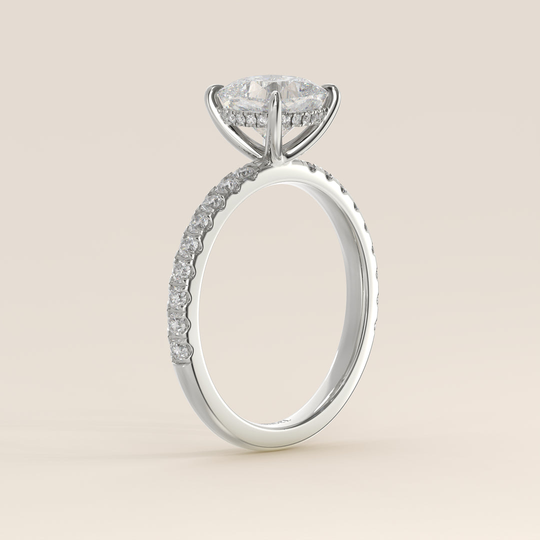 Verlovingsring cushion lab grown diamant met hidden halo en pave band, witgoud