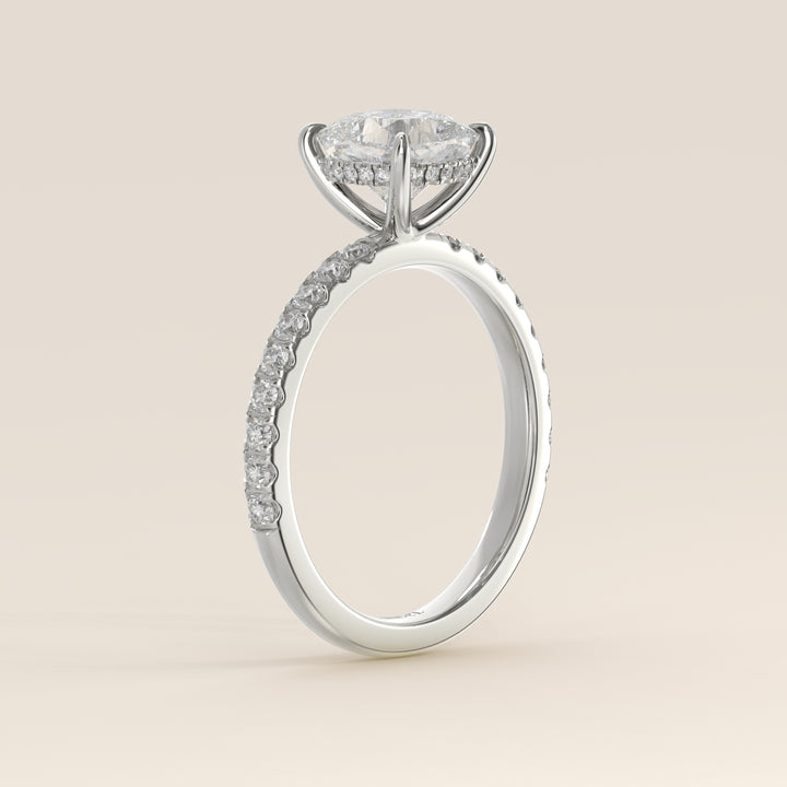 Verlovingsring cushion lab grown diamant met hidden halo en pave band, witgoud