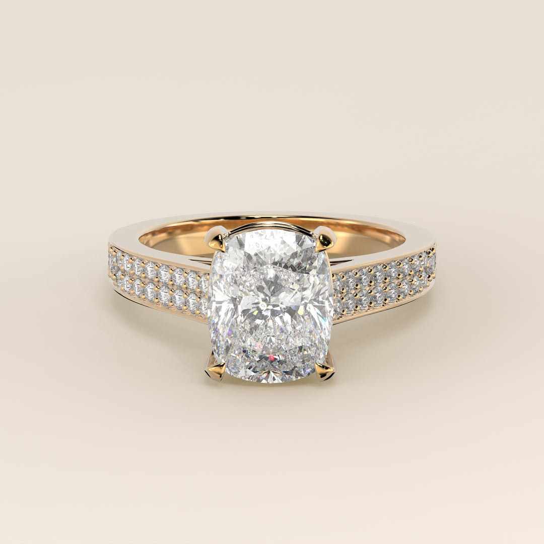 Bague de fiançailles en or jaune, sertie d'un diamant de laboratoire taille coussin allongé, avec un large pavage, serti cathédrale et halo invisible.