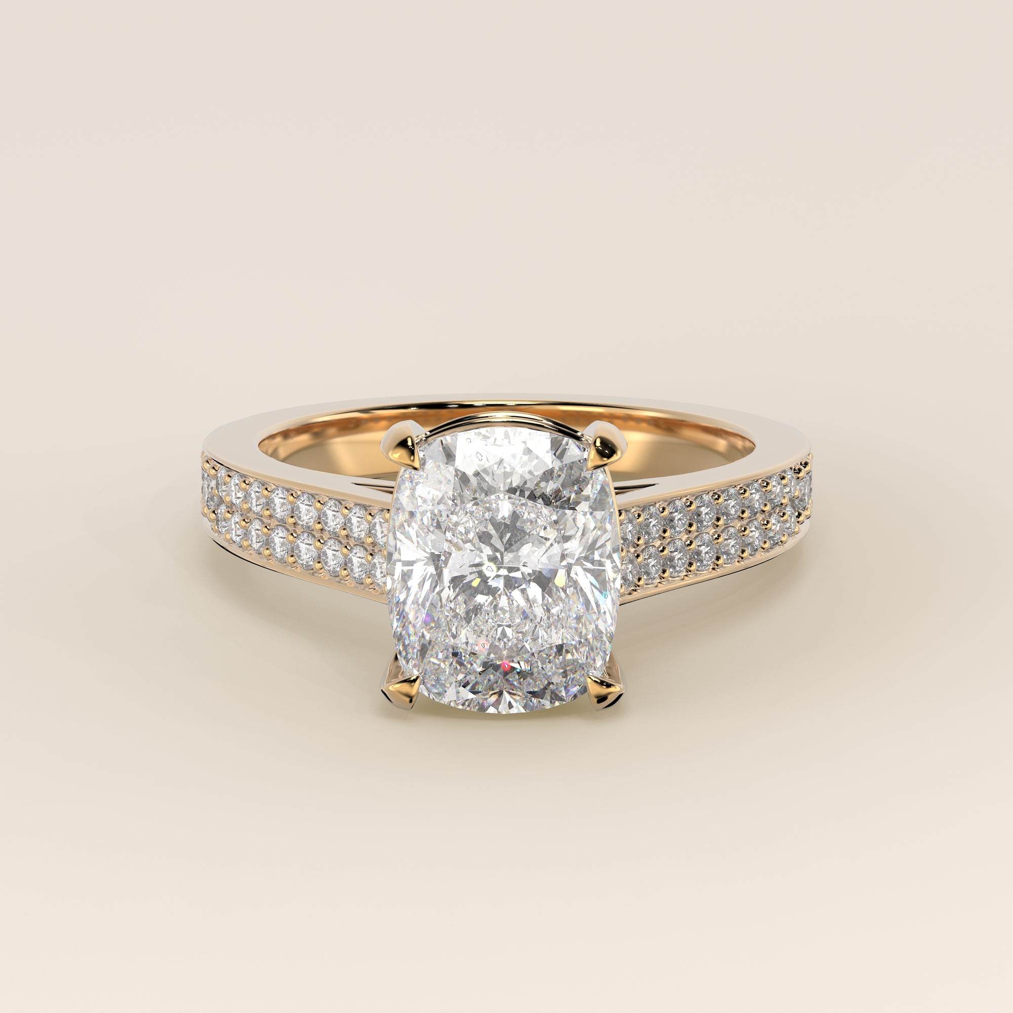 Bague de fiançailles en or jaune, sertie d'un diamant de laboratoire taille coussin allongé, avec un large pavage, serti cathédrale et halo invisible.