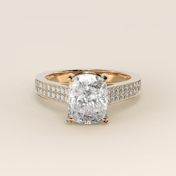 Bague de fiançailles en or jaune, sertie d'un diamant de laboratoire taille coussin allongé, avec un large pavage, serti cathédrale et halo invisible.