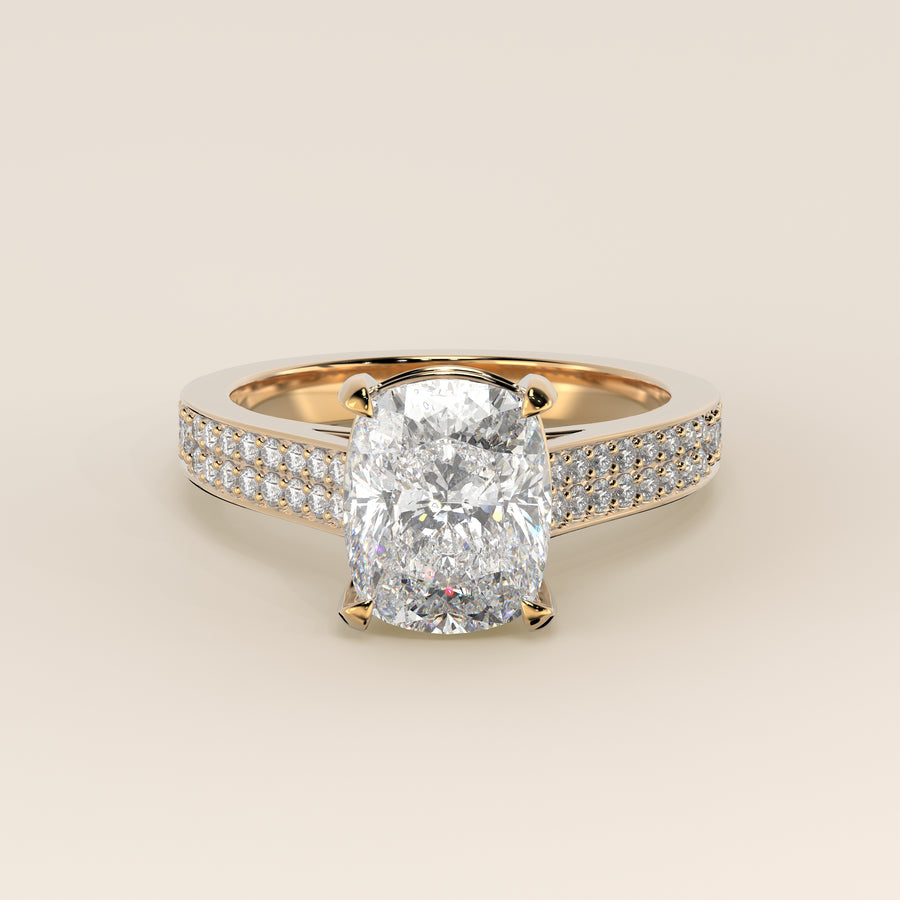 Verlovingsring elongated cushion lab grown diamant met brede pave band, cathedral setting en hidden halo, geelgoud